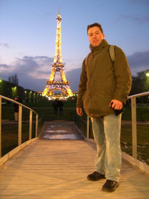 paris - Juan pose par un froid glacial aux côtés de la Tour Eiffel illuminée... [Juan is posing nearby the Eiffel Tour, on a frozing cold night]